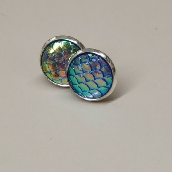 BRAND NEW 💖 Mermaid scale iridescent studs - Picture 5 of 7